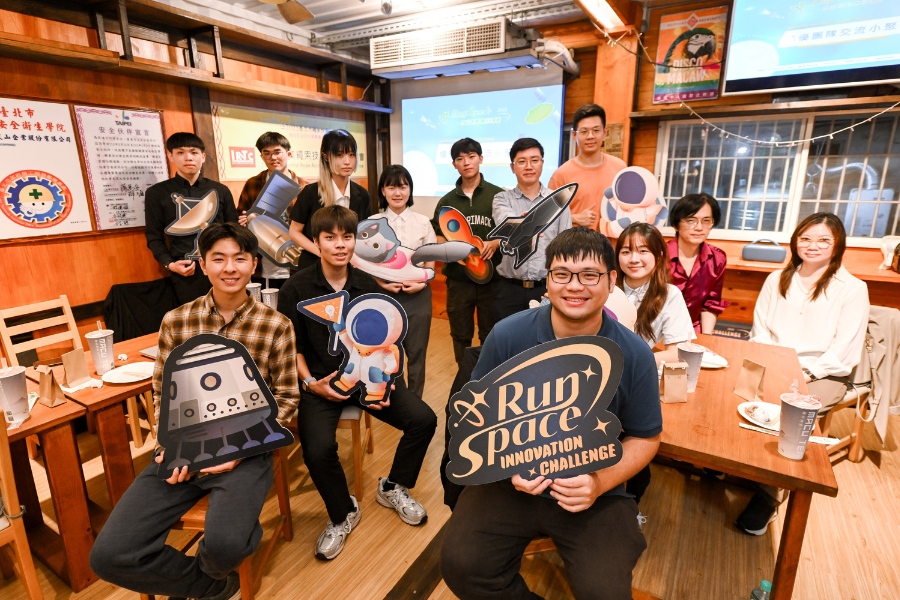 逢甲航太系獲獎團隊賽後與其他優秀隊伍交流切磋。