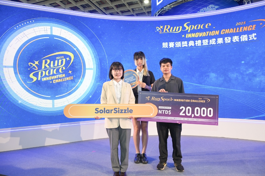 逢甲航太系畢業,目前就讀台灣大學機械所的劉亭佑(右)擔任隊長,帶領逢甲學弟妹洪若寧(左)、靳淇淇一起參與「2025 Run Space」,拿下「創新組」優勝。