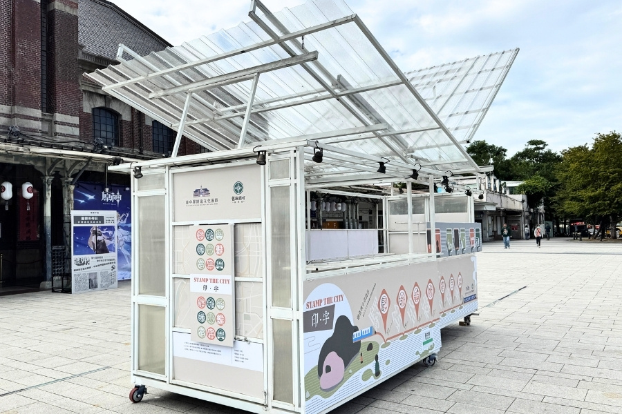 逢甲大學中文系師生運用陳宣誠設計師「城市浮洲計劃」藝術作品,打造九個代表台中歷史與文化意象的藝術策展。