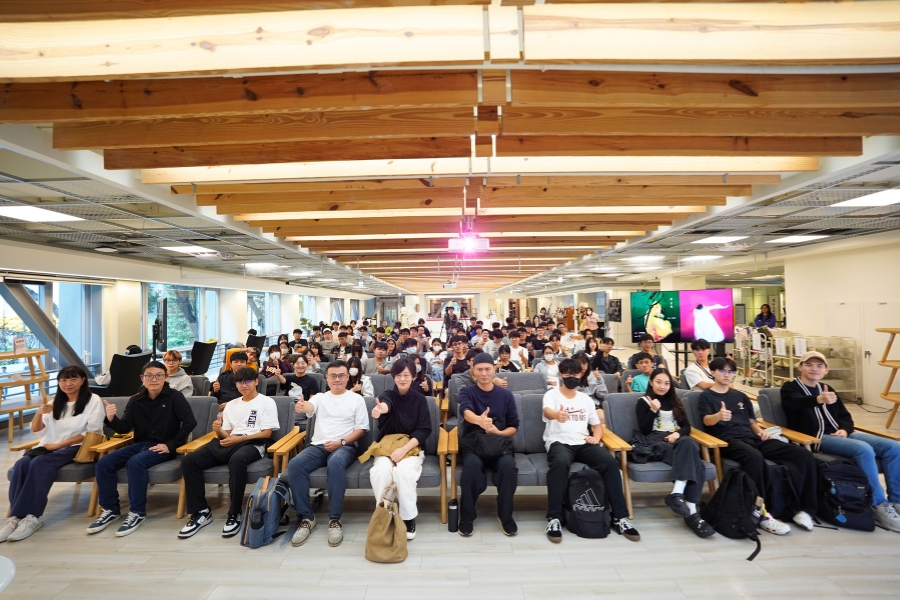 雲門舞集藝術總監鄭宗龍(前排右5)；電視劇《俗女養成記》原著作者江鵝(前排右6)與現場師生合影留念。