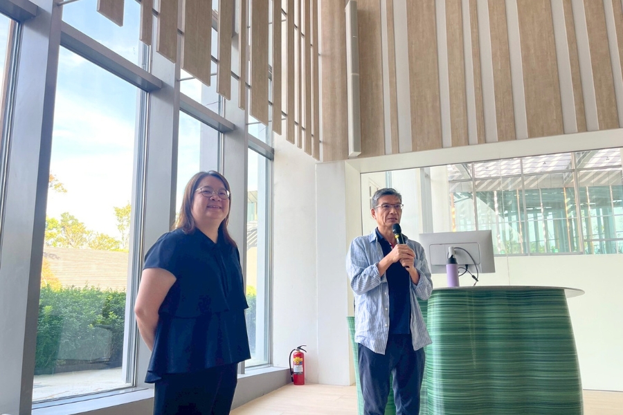 逢甲大學永續長吳志超(右)感謝王玉純教授帶來專業分享,讓學生在實務脈絡中深化對「健康一體」永續精神的理解。