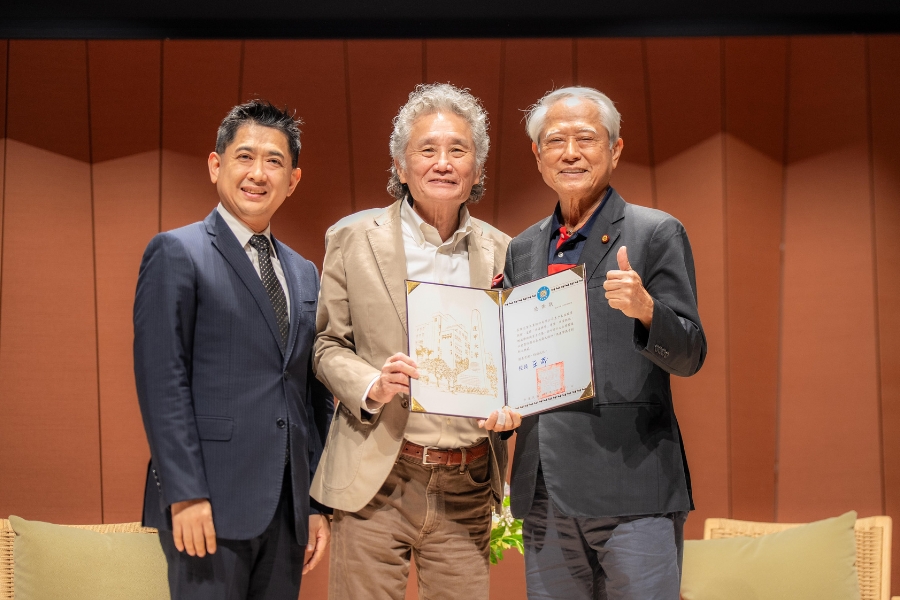 董事長高承恕代表學校致贈感謝狀予志聖董事長梁茂生(右)，並與總經理梁又文一同合影(左)。