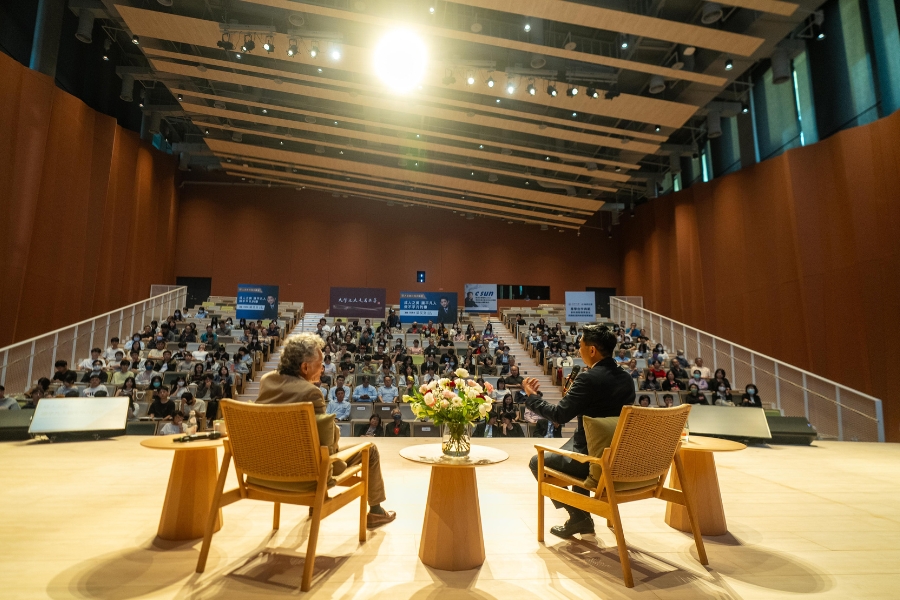 逢甲大學董事長高承恕與志聖工業總經理梁又文於生日堂內進行對談。