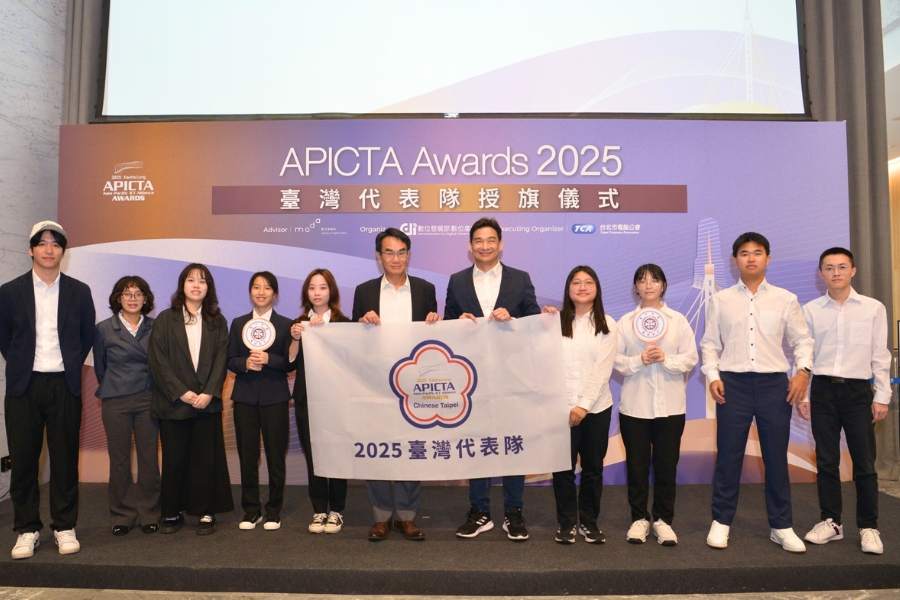 逢甲大學兩組師生團隊入選「APICTA Awards 2025」台灣代表隊，10月29日由數發部部長林宜敬授旗。