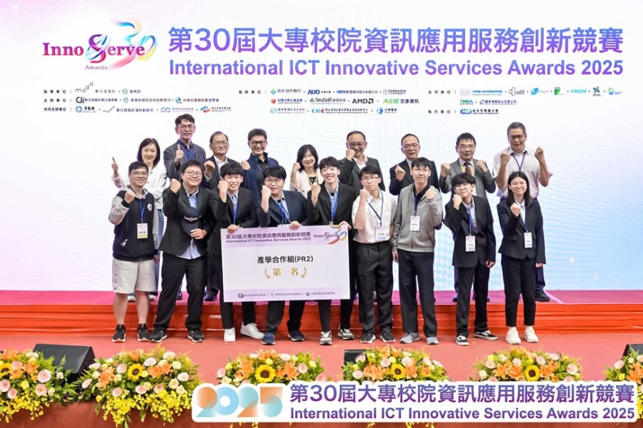 逢甲資訊系、自控系師生與台達電子合作研發的「PRA-BWS行人風險警示公車系統」，勇奪產學合作組二第一名。