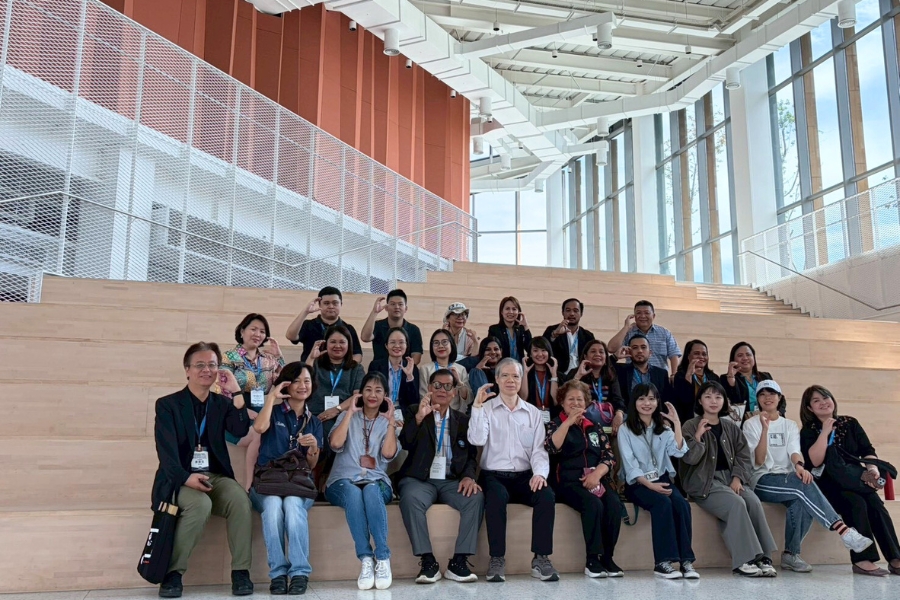 亞洲儲蓄互助社聯盟會各國貴賓參觀共善樓,了解隈研吾「負建築」的設計理念,和逢甲倡導的大好.共善.同樂的精神。