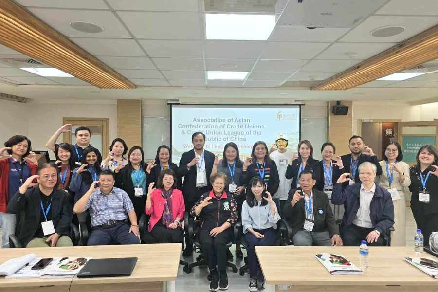 來自菲律賓、印尼、新加坡、蒙古、泰國及越南等地的合作社組織代表與中華民國儲蓄互助協會、逢甲大學與會師長貴賓一同合影。