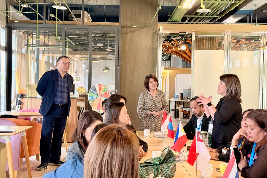 各國代表參訪社會創新學院,由院長汪浩、薛珍華博士分享逢甲如何透過與國際組織、非營利機構及在地社群的跨界協作,將社會創新理念融入教學。