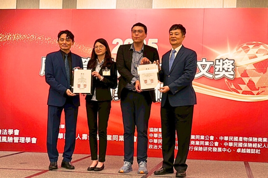 游玉彥(左2)與指導教授王健航(右2)出席10月31日頒獎典禮,由壽險公會理事長陳慧遊(右1)與保發中心董事長黃泓智頒獎。