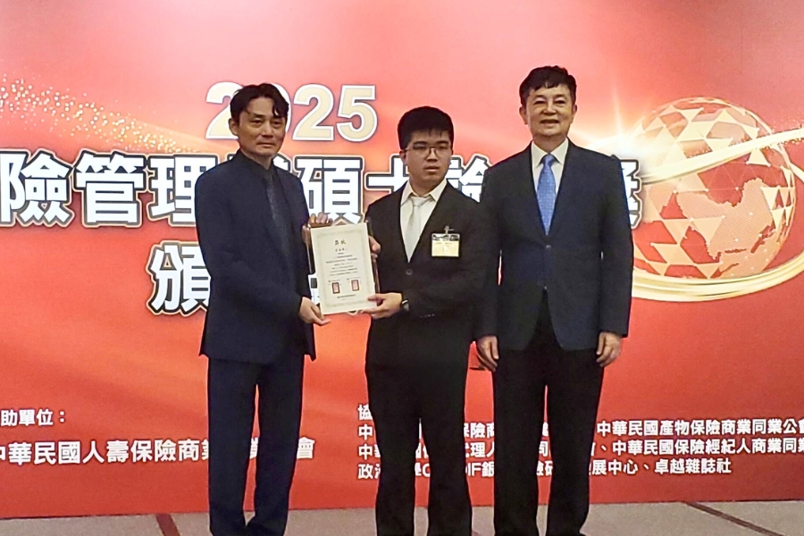 黃品竣(中)出席頒獎典禮,由壽險公會理事長陳慧遊(右)與保發中心董事長黃泓智共同頒獎。