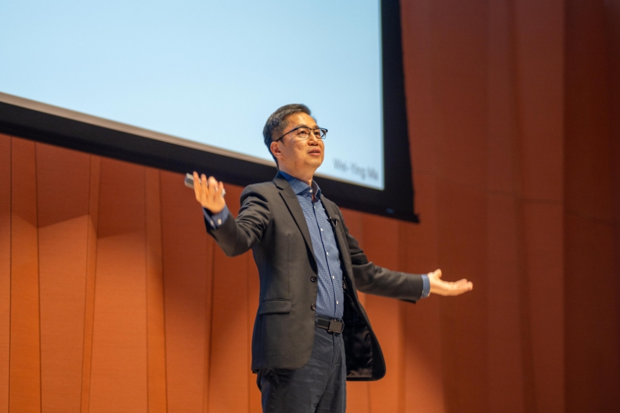 逢甲大學生日講座教授馬維英首次於生日堂發表專題演講,開場前親切分享重返逢甲的喜悅。