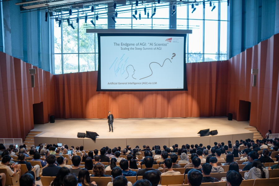 馬維英教授鼓勵年輕學子「擁抱AI成為AI power user」,並強調開放心態與跨域整合將是未來競爭力的關鍵。