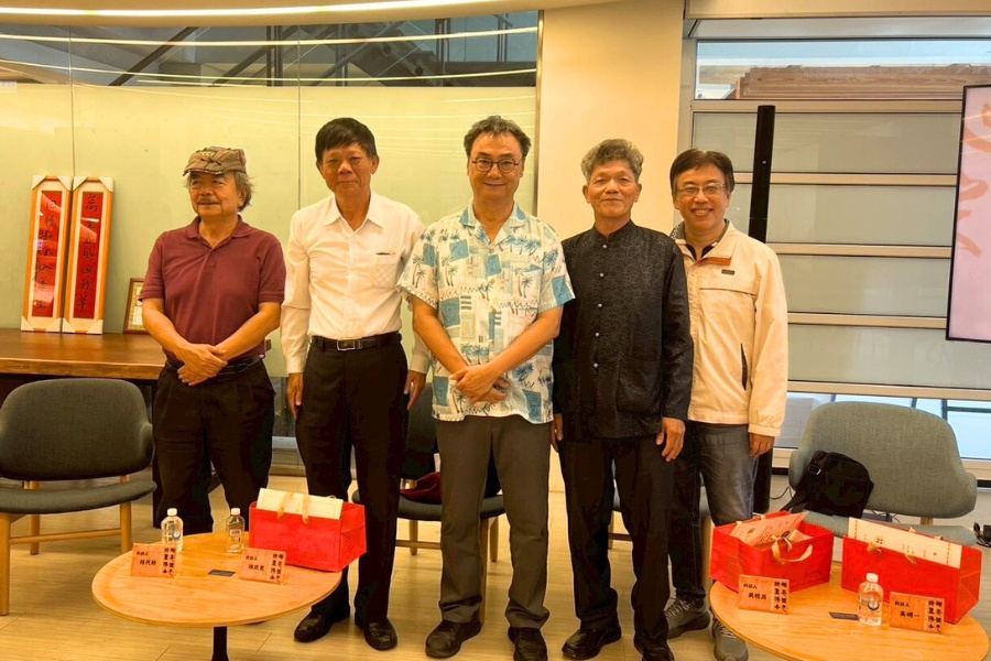 創能學院講座教授程代勒、國立嘉義大學名譽教授陳政見、漢字文化中心主任蕭世瓊、朱玖瑩學生及授權人吳棕房、國立台北藝術大學兼任副教授高明於11月9日開幕式論壇後合影。