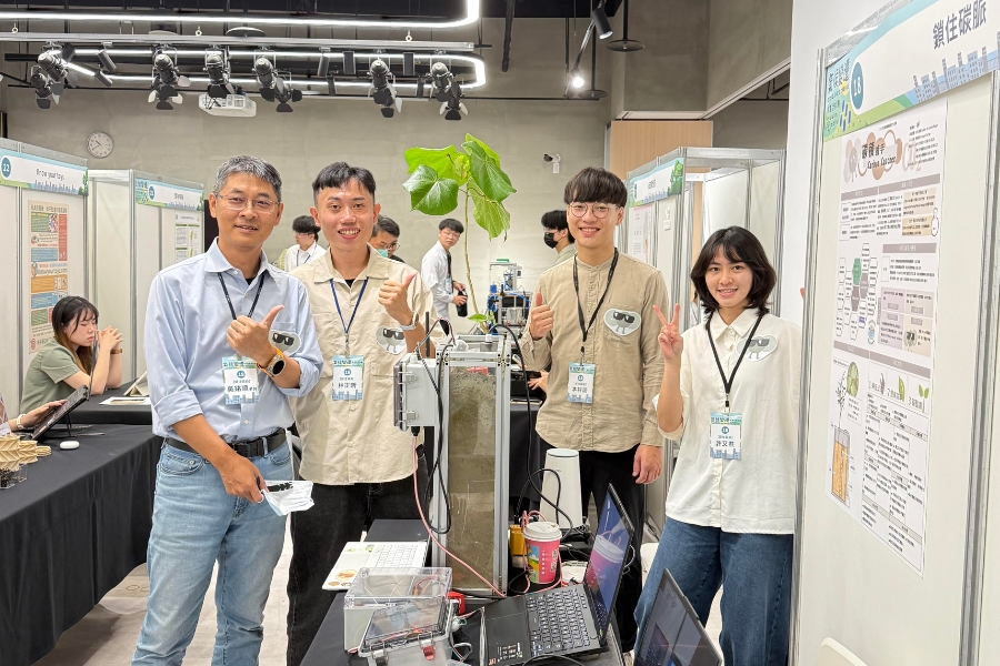 「碳積捕手」團隊在智慧城市碩士學位學程副教授吳銘順(左1)指導下,提出土壤碳儲存監測的新思維。