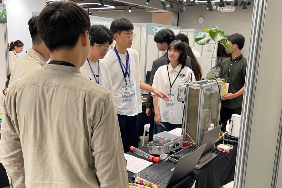 團隊於決賽會場與其他優秀參賽隊伍交流切磋。