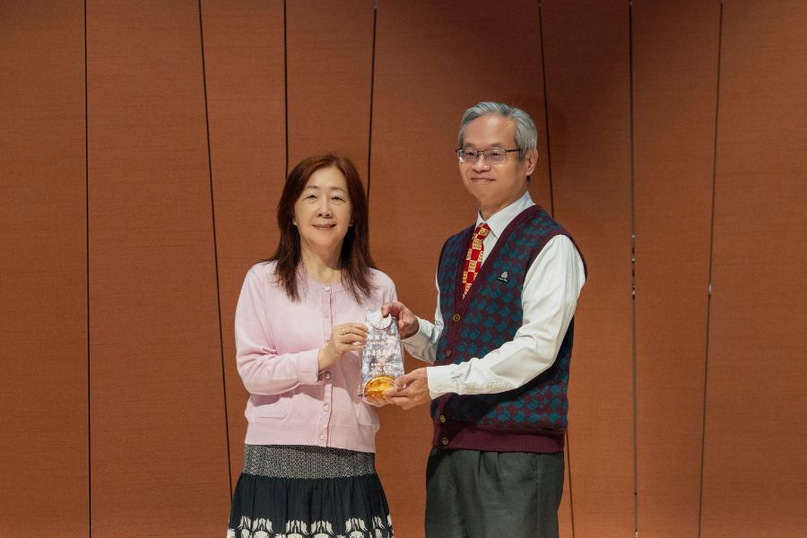 校長王葳頒發終身優良導師獎與航太系統工程學系黃柏文老師。