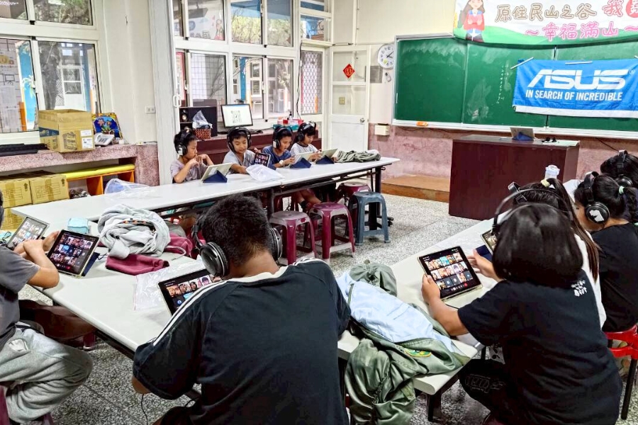 逢甲大學學生陳奕升、林玟欣每週線上授課,為嘉義縣山美鄉山美國小中高年級15名學生提供電腦操作、AI創作及資安課程,縮短偏鄉學童的數位落差。