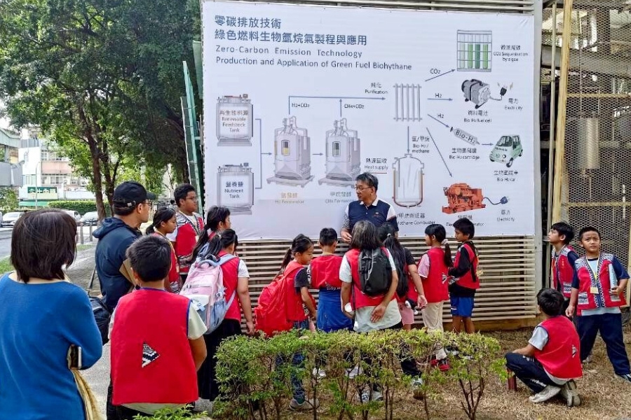 綠色能源科技碩士學位學程特聘教授朱正永向孩子們解說生質能源、氫能發電與循環經濟等概念,為未來部落的菁英教育播下種子。