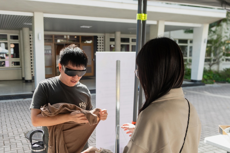 參與者透過視障模擬體驗視障者的日常生活。