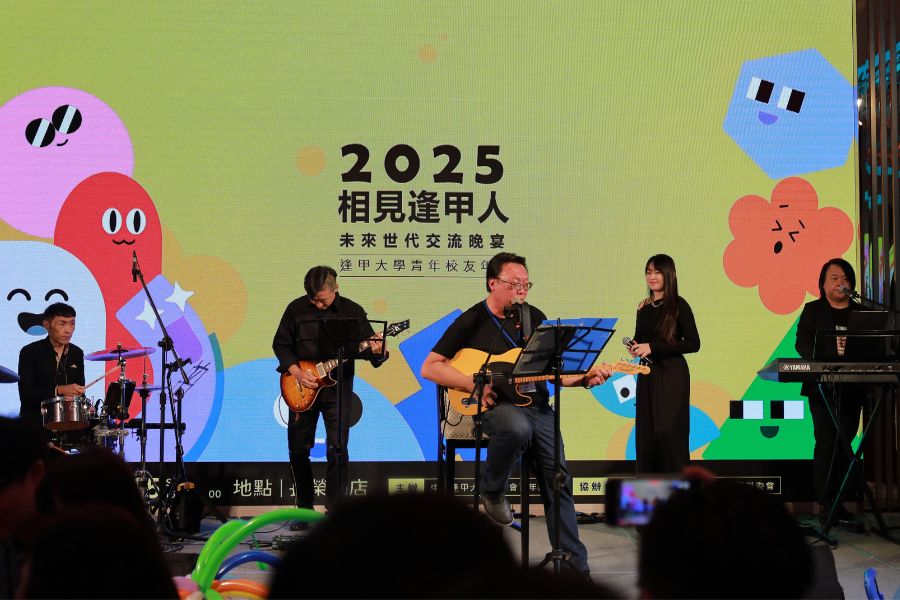 89級國貿系游明哲學長(中)率領樂團熱力演出，炒熱全場氣氛。