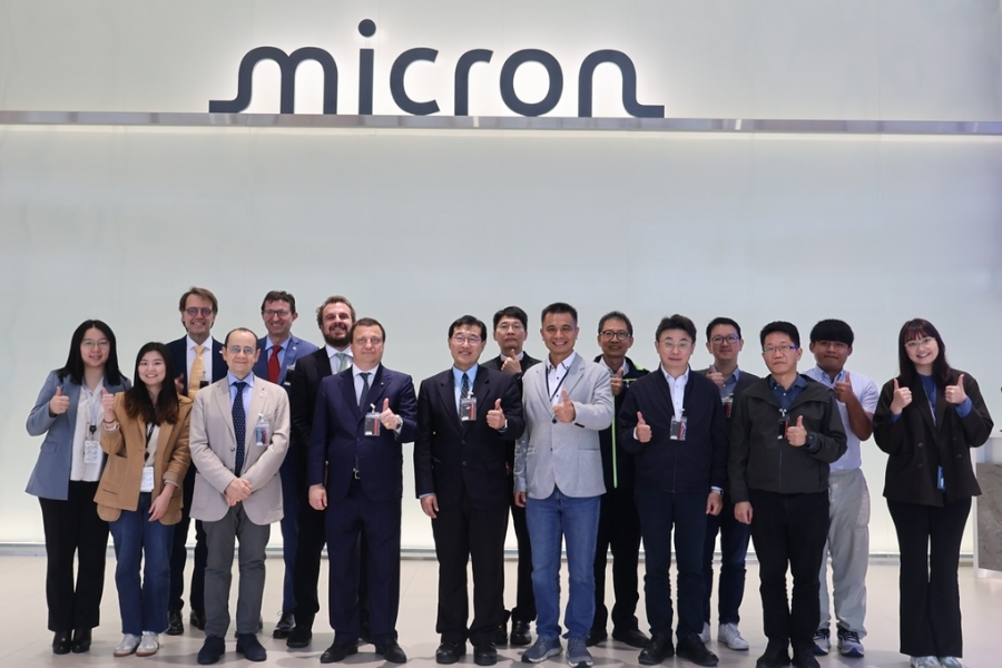 資電學院院長沈祖望陪同POLITO教授團與義大利經貿文化推廣辦事處代表龍博文前往美光科技台中基地參訪。