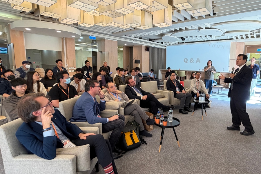 22日下午資電學院與POLITO舉辦「前瞻資訊電機、半導體與資安論壇」，由沈院長介紹學院在跨領域教學、5G 智慧校園、國際課程與企業合作的成果。