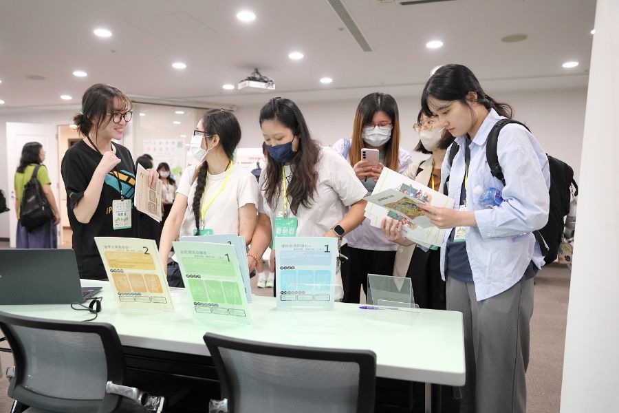 與會者於會場展示區進行交流與取閱教材,現場互動熱烈,展現對主題內容的高度關注。