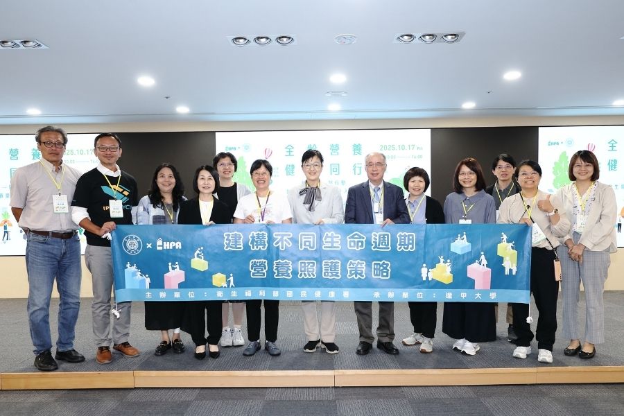 「114年建構不同生命週期營養照護策略」計畫主持人逢甲大學春雨講座梁賡義教授(右6)、與核心小組逢甲大學應用數學系林彩玉教授(右4)及各生命週期研究團隊同仁合影。