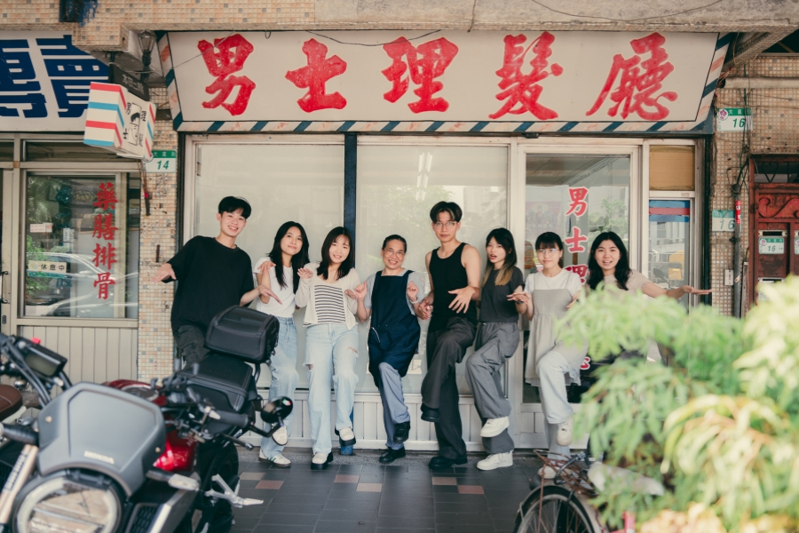 「魔髮火鳳凰—毛起來剪」逢甲團隊與男士理髮廳老闆娘合影。