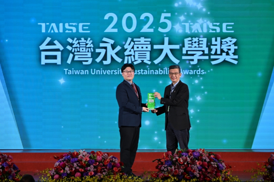 逢甲大學榮獲「台灣永續績優大學獎」，永續發展與社會責任處永續長吳志超（右）代表學校出席11月26日頒獎典禮。
