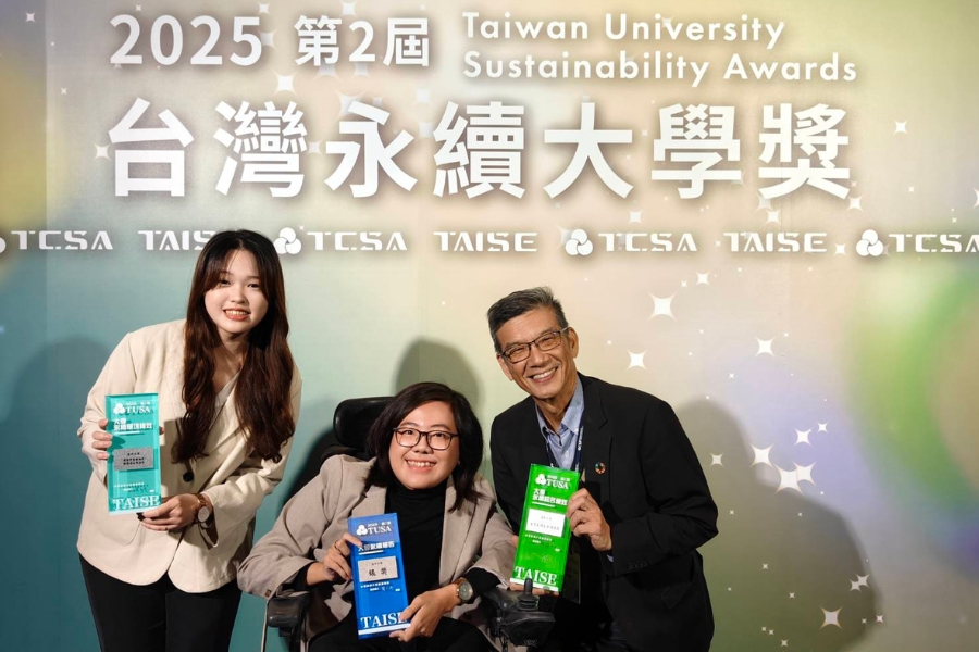 永續發展與社會責任處永續長吳志超(右)特別邀請合經濟游宜潔(左)與陳薏婷兩位學生代表親赴現場受獎。