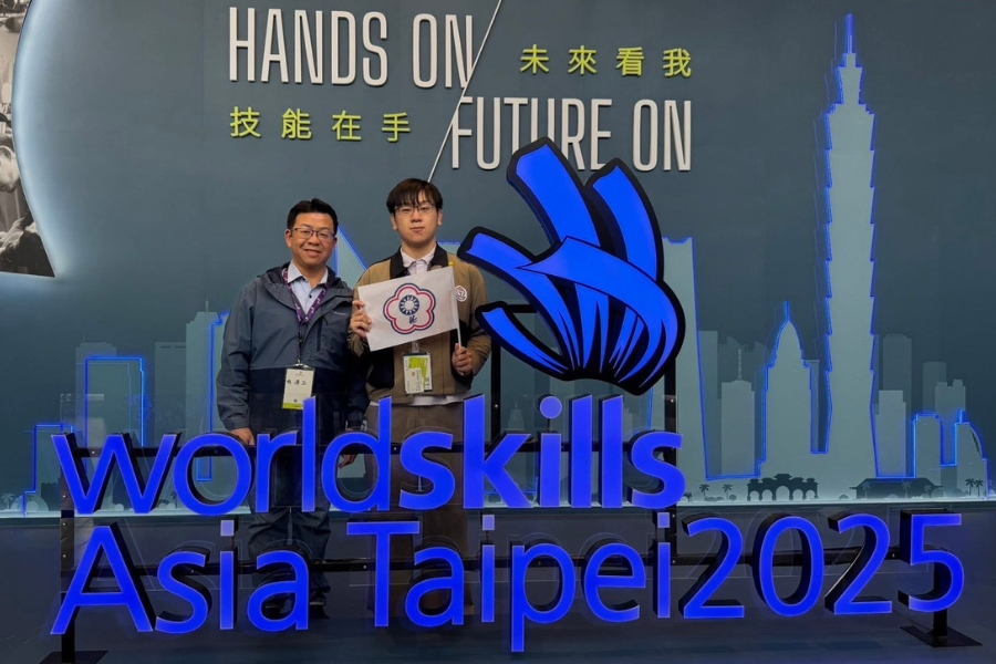 逢甲資訊工程學系林峰正老師(左1)特地北上為林宸毅加油打氣。