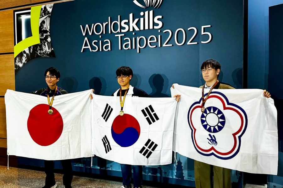 逢甲大學資訊工程學系林宸毅同學(右1)於「2025亞洲技能競賽」榮獲「雲端運算」職類銅牌。
