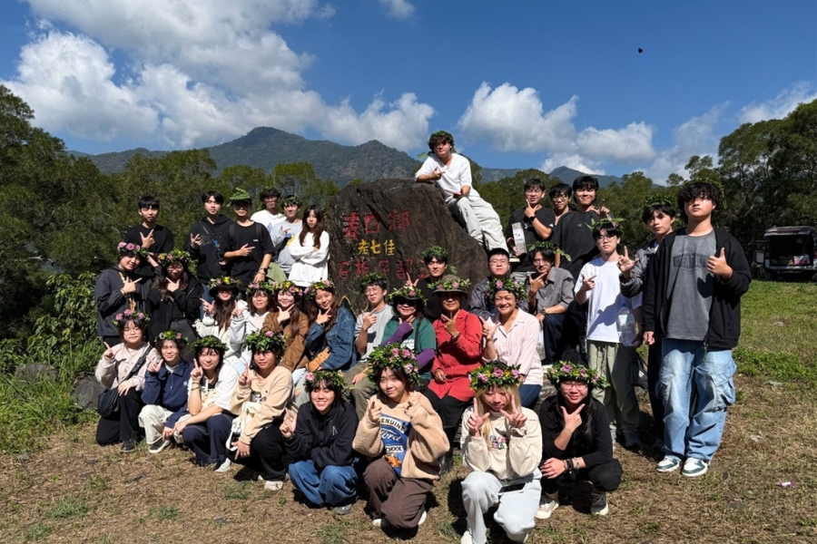 同學們結束兩天的學習旅程後，與在地講師一同在聚落入口石碑前合影留念。