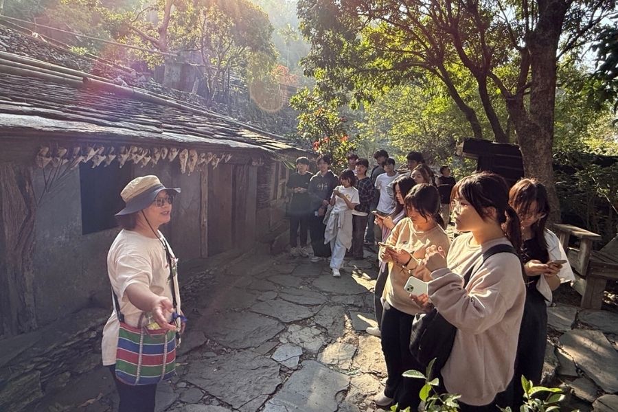 老七佳石板屋聚落文化協會的重要成員陳淑美老師替學生導覽聚落歷史。