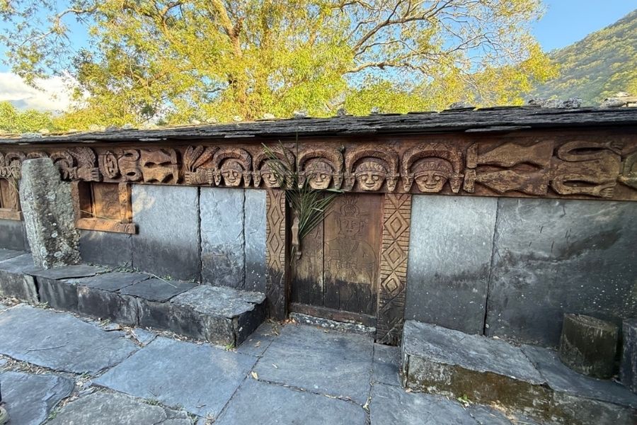 老七佳部落 qeludu 頭目家石板屋門檐上的人臉雕刻，是僅有貴族身分才能使用的尊貴象徵。