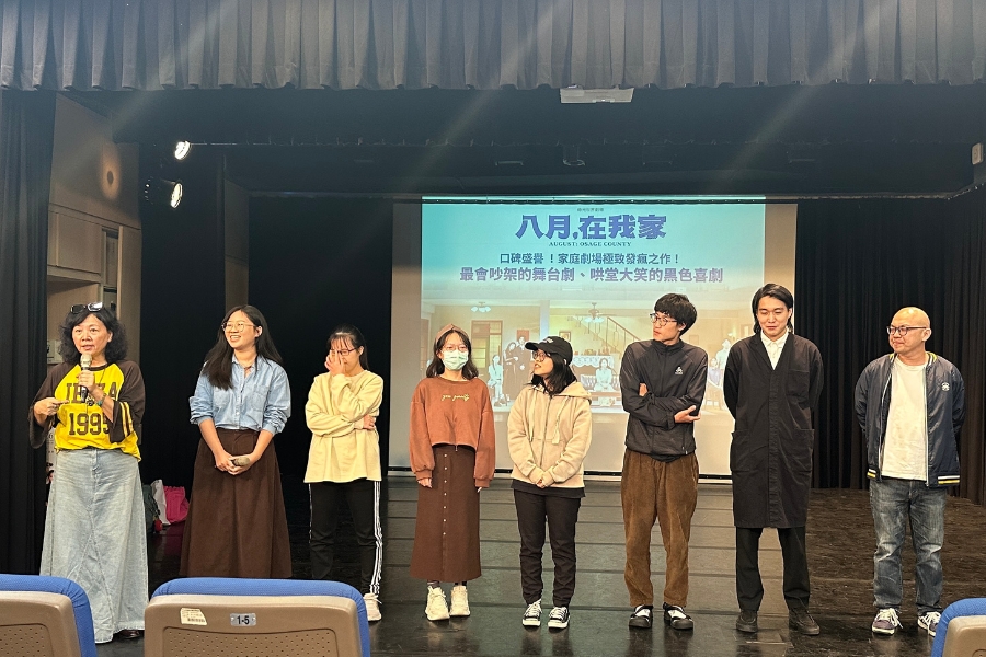 王琄邀請同學與教職員上台,即興示範「表演的核心」。