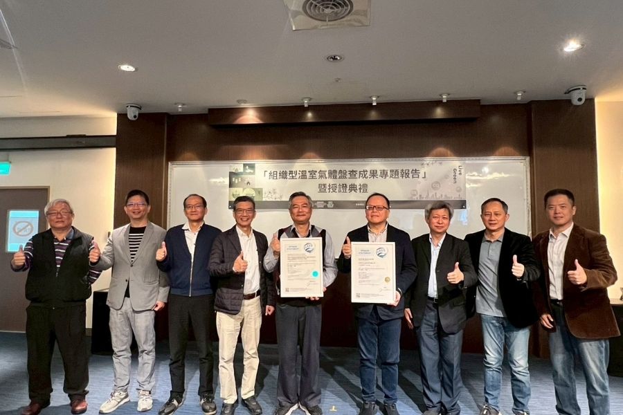 逢甲大學永續長吳志超(左四)與逢甲技術團隊及經濟部水利署水利規劃分署團隊,在「組織型溫室氣體盤查成果專題報告暨授證典禮」後合影留念。