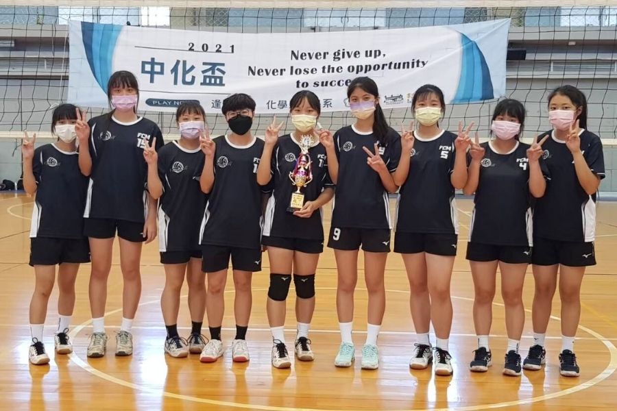 擔任系女排隊長和成員們一起參賽,榮獲中化盃第四名。