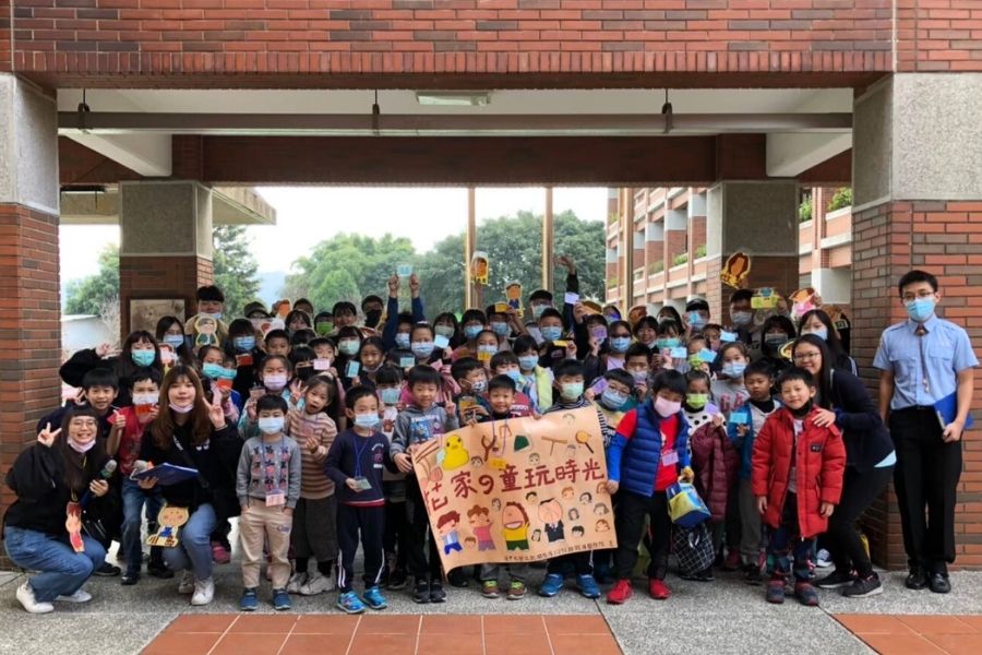 參與文化服務社團,並在寒暑假期間帶領國小營隊活動。