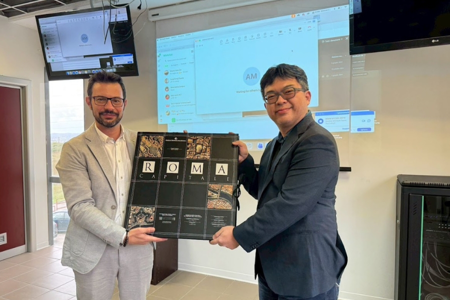 逢甲大學與 CNR 建立多年科研夥伴關係。2025 年逢甲團隊再度赴義訪交流，雙方主持人互贈紀念品，象徵合作持續推進。