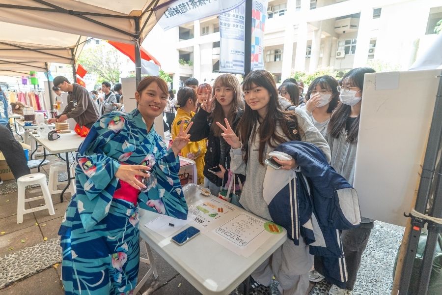 來自日本的學生特別穿上傳統服飾，現場製作抹茶拿鐵，吸引大批同學駐足。