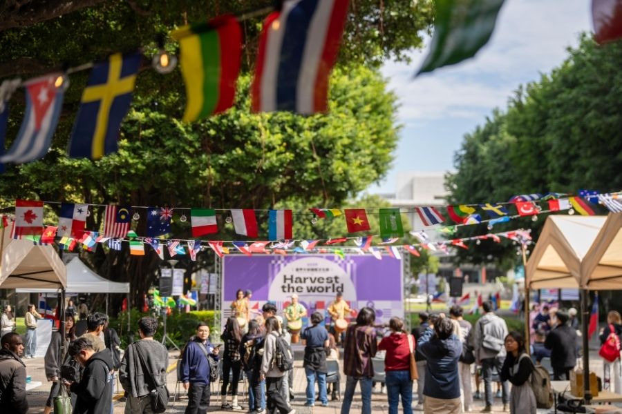 逢甲大學 2025 國際文化節吸引逾萬名師生與社區民眾參與，與來自全球40多個國家與地區的逢甲境外學生熱情交流。