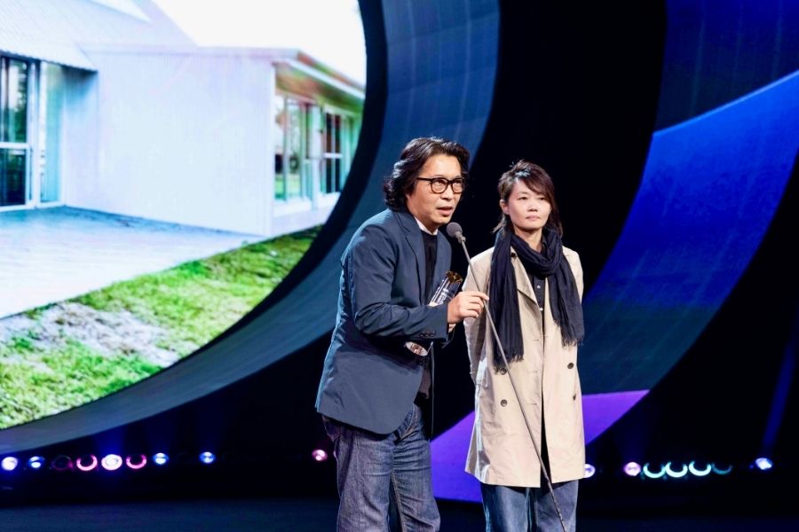 林幸長老師(左)強調，逢甲建築小書屋偏鄉播種計畫並非一次性的煙火，而是許下創建 100 座小書屋的堅定承諾。