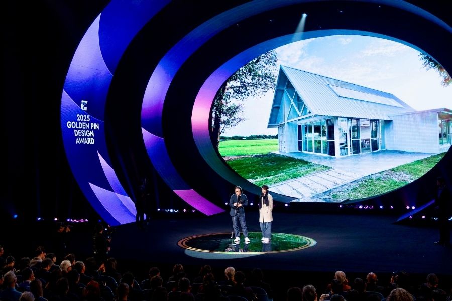 逢甲建築專業學院林幸長老師(左)與黃馨慧老師(右)親自出席「2025 金點設計獎頒獎典禮，代表團隊上台接受「年度特別獎」殊榮。