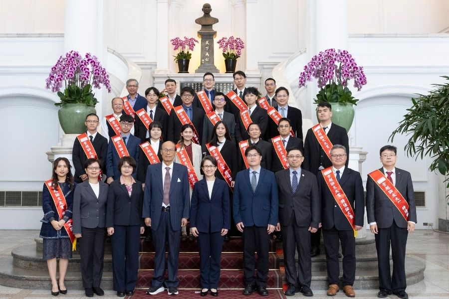 逢甲自控系邱垂鴻同學以「融合時序注意力與門控殘差機制之逐步式多模態軌跡預測網路」榮獲碩士組 AI 技術開發與應用組特優，獲副總統蕭美琴接見。