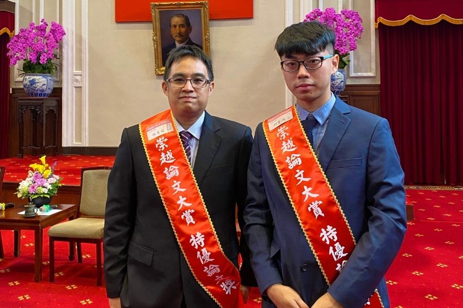 「選對導師，比擁有漂亮校名更關鍵。」邱垂鴻(右)在林昱成教授的指導下勇奪特優，他將這份榮耀歸功於實驗室紮實的訓練，證明逢甲學子的研發實力不輸頂大。