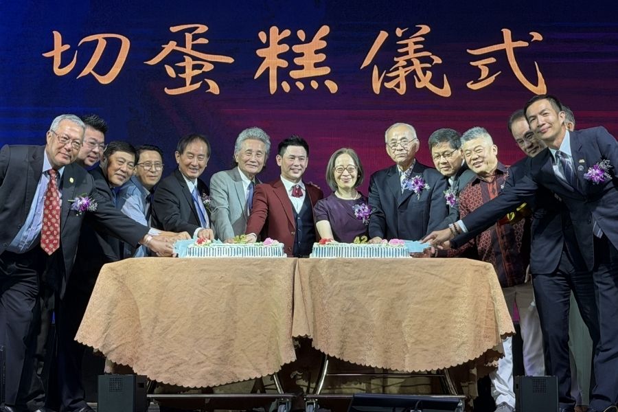 母校高承恕董事長(左6)親自出席「42週年逢甲之夜」與校友及貴賓們一同慶賀。