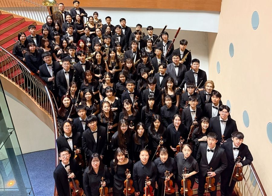 逢甲大學管弦樂團所有演出學生與指揮家呂彥慶(最後排右1)一同合影。