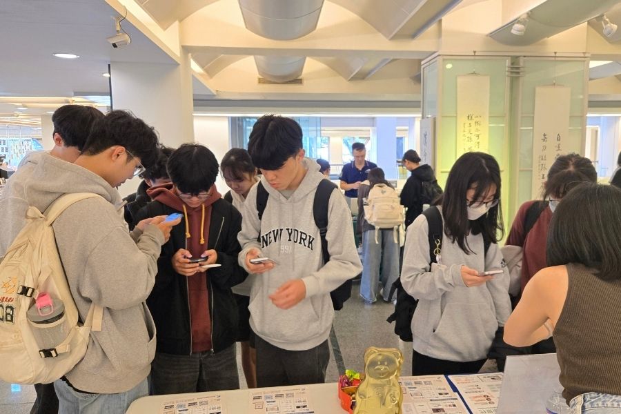 一日限定活動「資訊飽食篇:一起玩轉資料庫─電子資源嘉年華」以市集擺攤方式,讓師生從互動遊戲中認識電子資源相關知識。